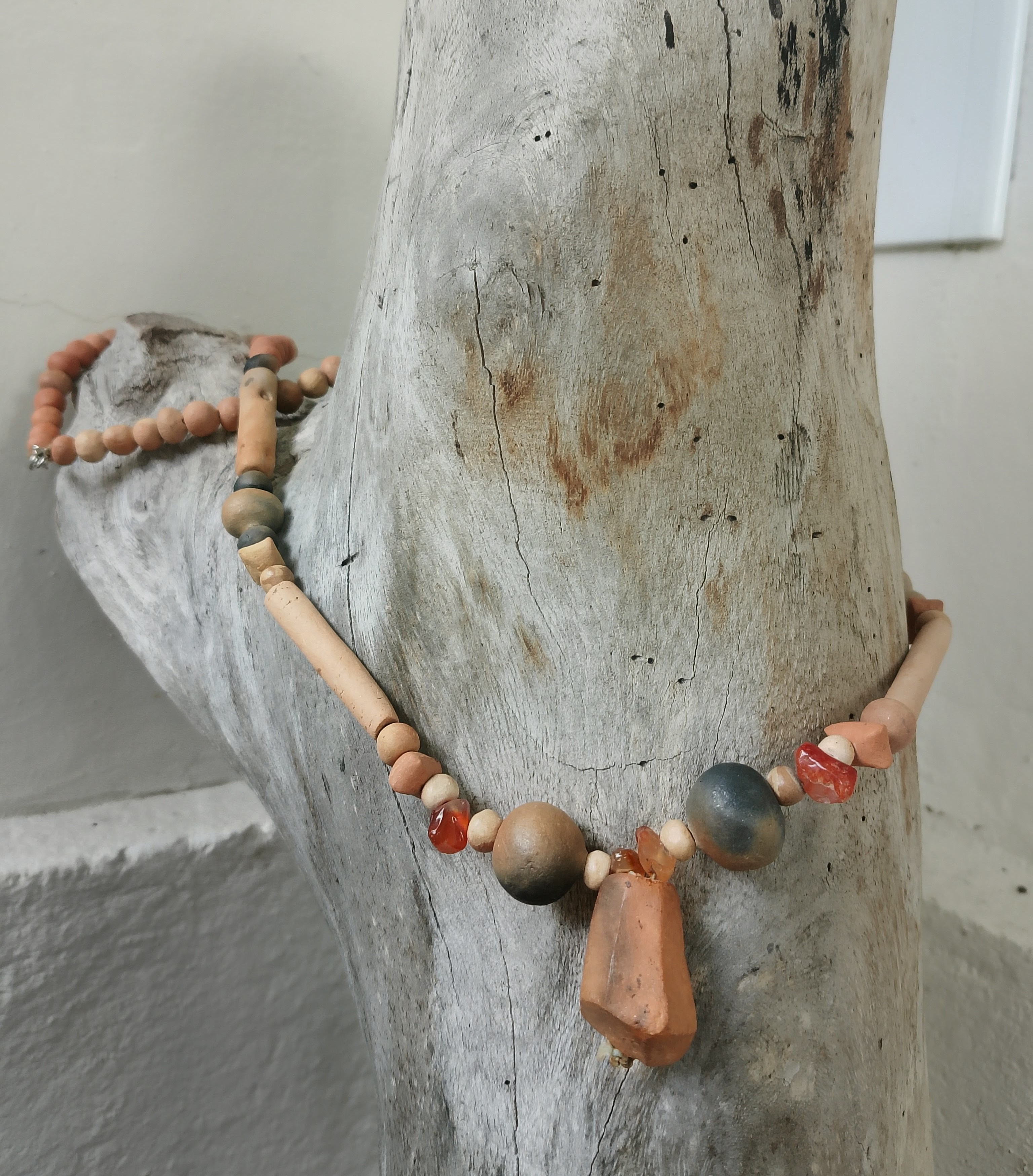 Rastro de Fogo — Colar de cerâmica artesanal
