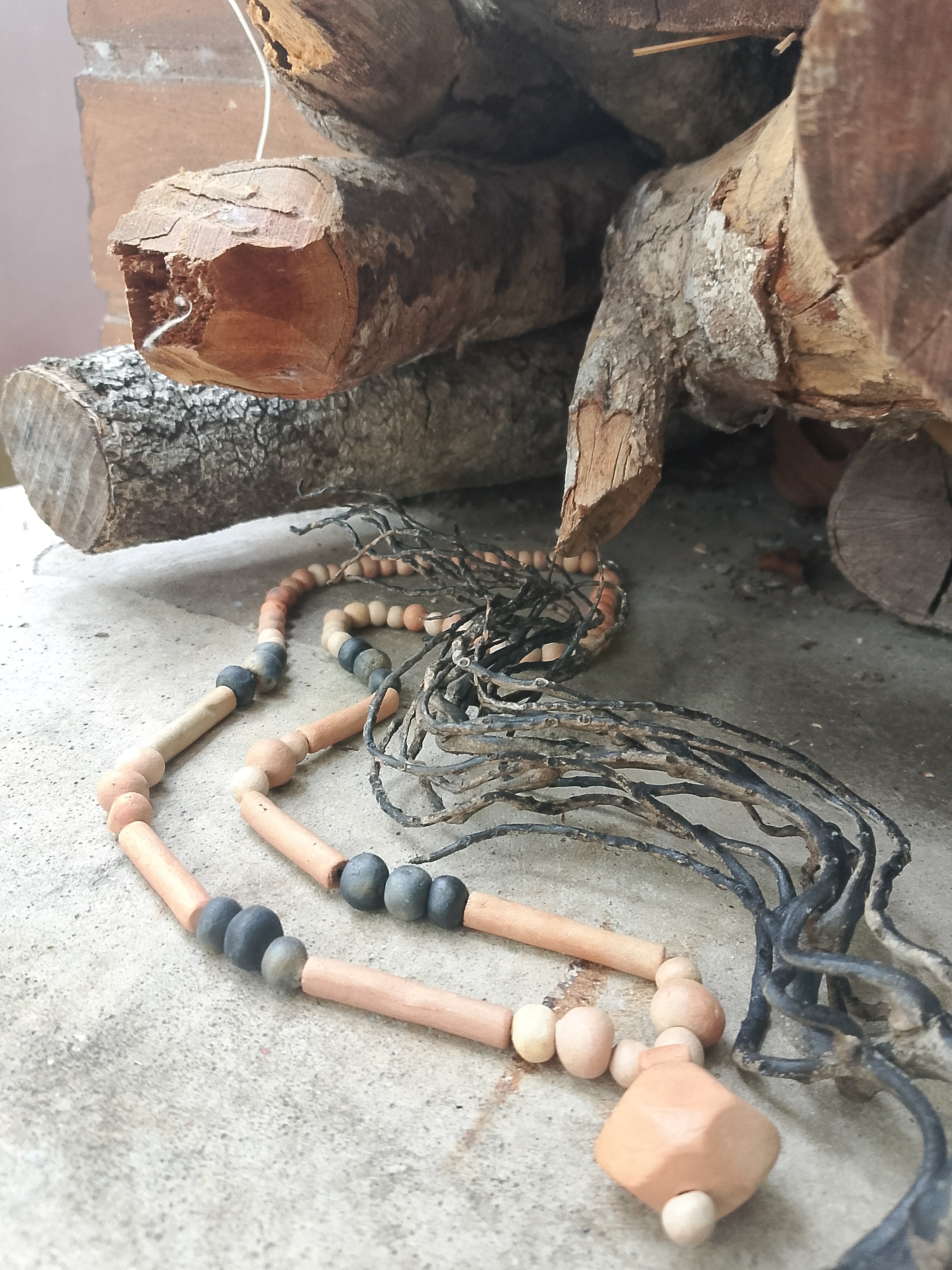 Memória de Carvão — Colar de cerâmica artesanal