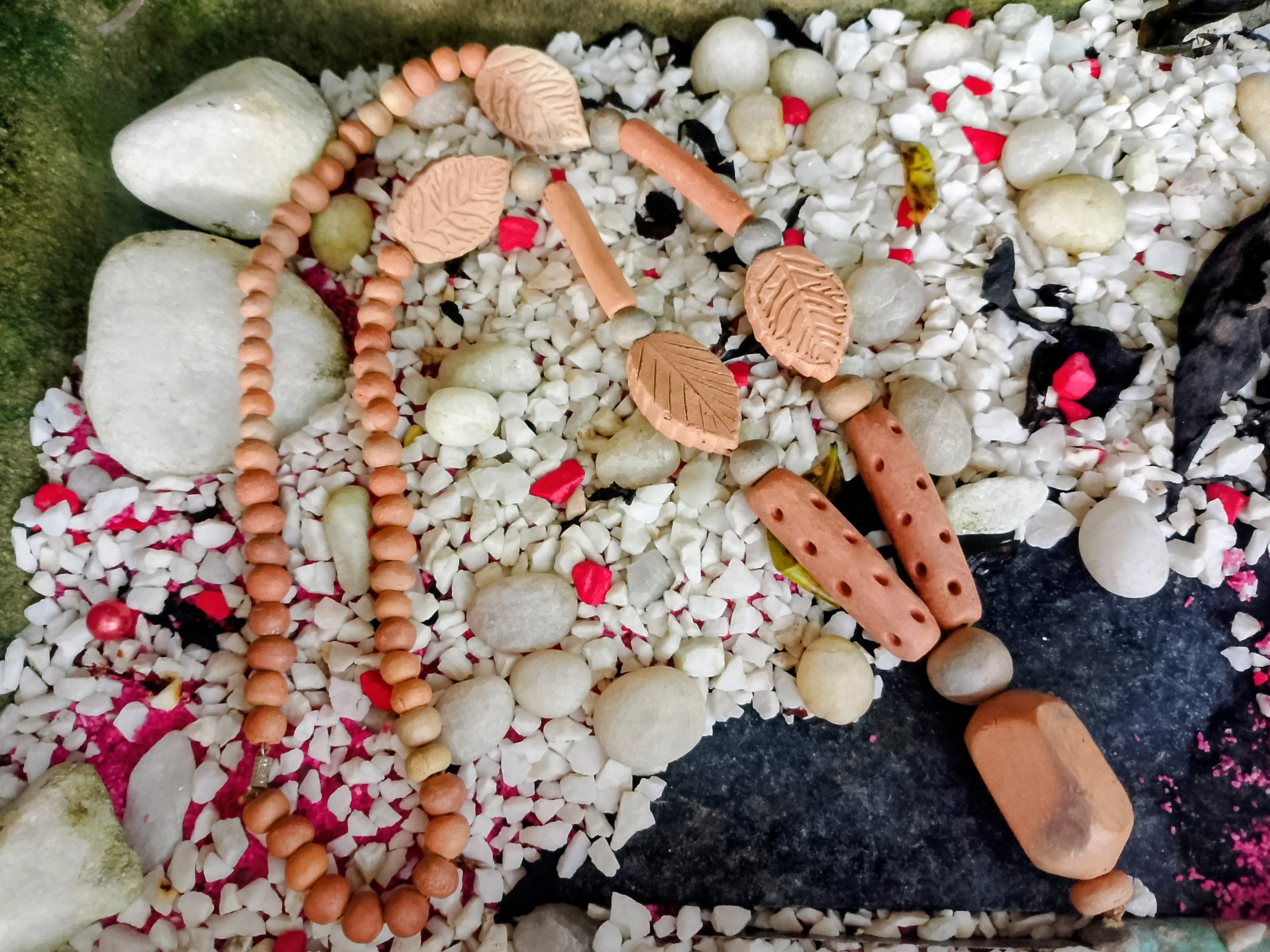 Ninho das Folhas — Colar de cerâmica artesanal